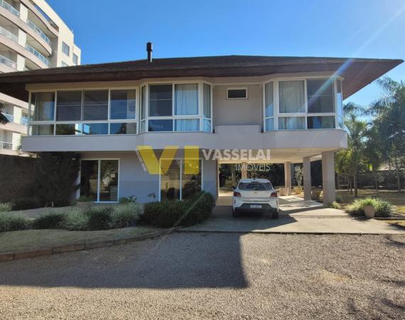 Casa de Alvenaria para Venda - Amplo Terreno no Bairro Budag