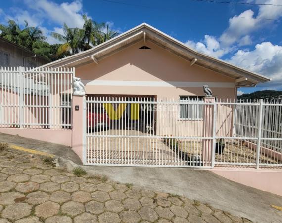 Casa de Alvenaria à Venda – Excelente Localização Próxima à Unimed e ao Hospital Regional
