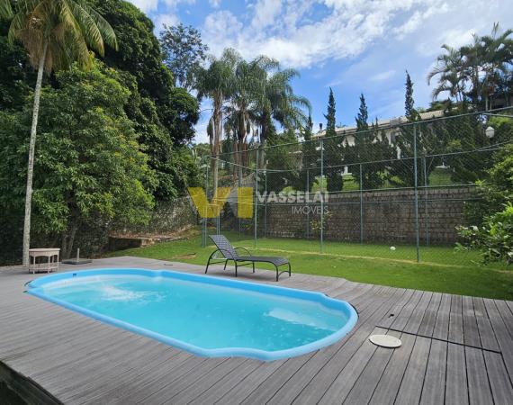 Descubra esta Linda Residência com Piscina, Cercada pela Natureza!